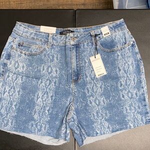#JB927 - NWT - Judy Blue Snake-Print Jean Shorts- 3X